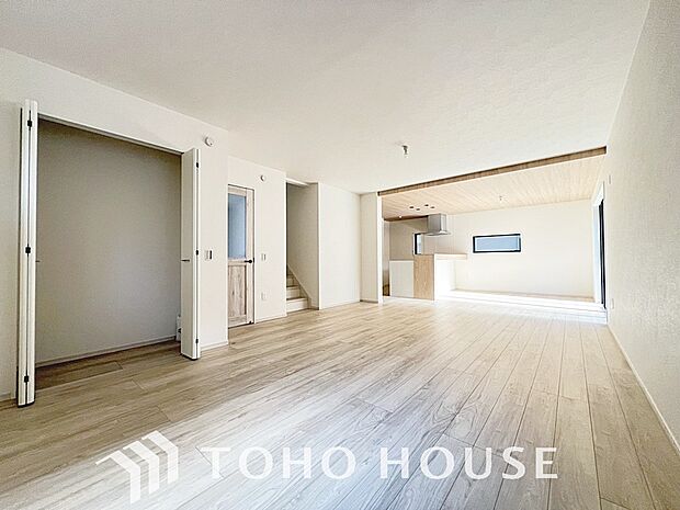 光が注がれる青い空から鮮やかに赤色にゆっくりと染まる。そんな優しい時間がここでは流れてゆく。