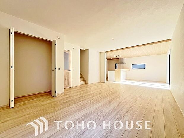 光が注がれる青い空から鮮やかに赤色にゆっくりと染まる。そんな優しい時間がここでは流れてゆく。