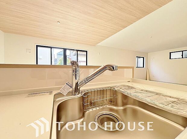 ワンタッチで浄水と原水を切り替えできる浄水器一体型水栓は水道水に含まれる有害物質を除去してくれます。