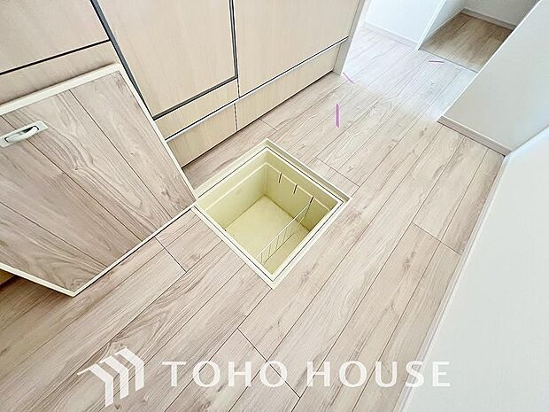 食品ストックや非常食・保存食の保管庫として活用できます。住まいの床下点検口としての役割もあります。