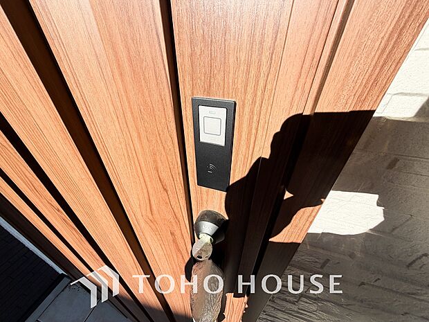 ICチップを用いたカードやボタンなどで玄関扉の鍵の施錠・解錠が出来る設備。