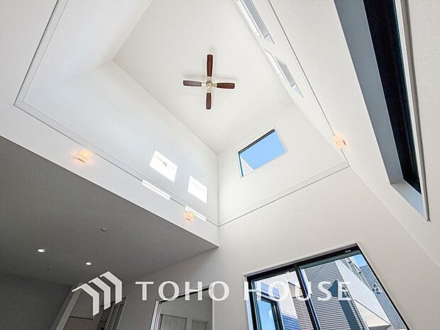 「ふりそそぐ陽のひかり」天窓からの採光はもちろん、開放的な空間を得られる吹抜けがこのお家の一番の魅力です。実際の広さ以上に開放感あふれる空間に仕上がっています。