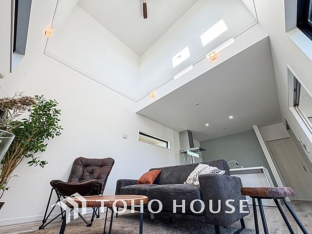 リビングも広く設け、訪れる人々を暖かく迎えてくれます。