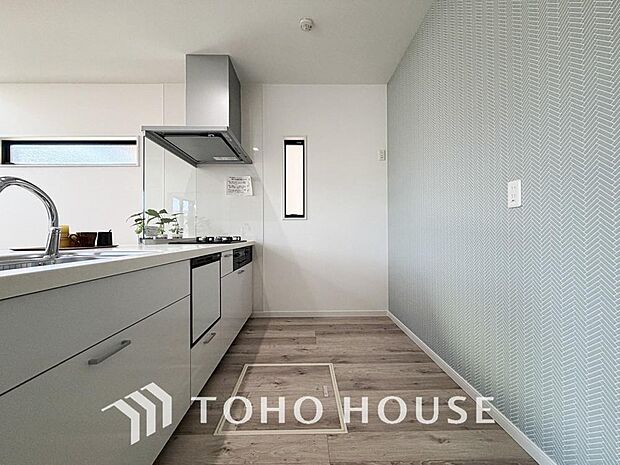 キッチンの収納は、デッドスペースになりやすい箇所を有効活用できる、スライド式収納を採用しました。