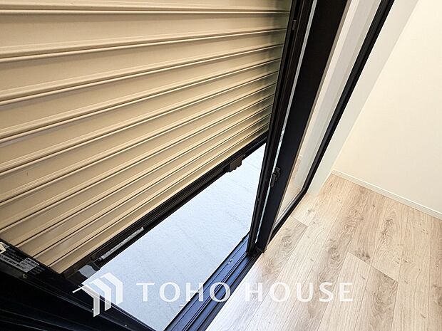 戸建にも防犯機能のシャッターを完備しております。寒い冬でも中から開閉がラクラクな所も便利です。