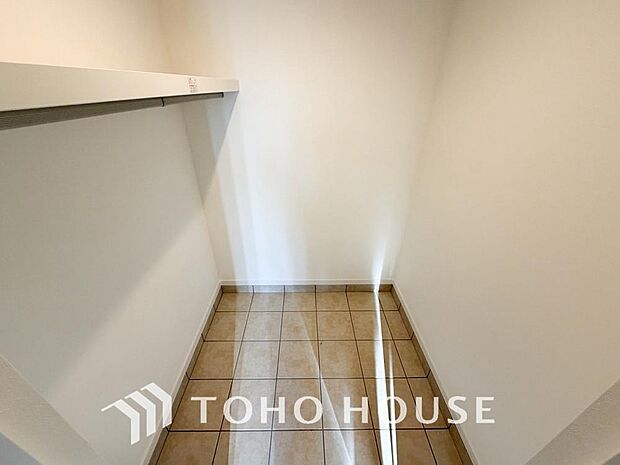 人を迎え入れる最初の場所だからこそ、清潔感が大事。ゆとりあるシューズインクロークも設置しました。