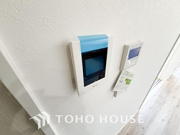 誰が来てもわかる様にモニター付きインターホンを設置。家事導線を考慮した個所に設置し、防犯性と利便性に優れ快適と安らぎを合わせた優しい設計。