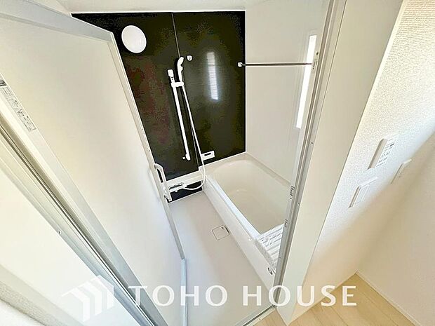 心地よいバスタイムを演出する浴室はゆとりあるサイズを採用。