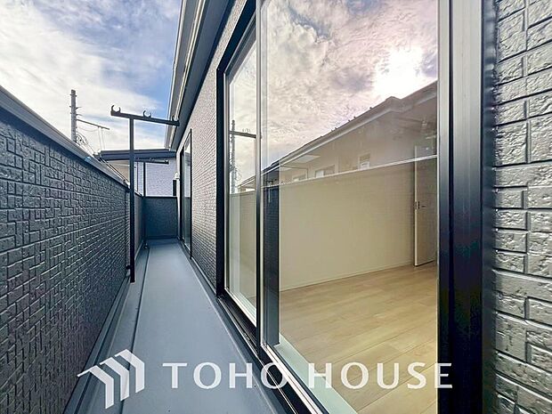 頬をなでる優しい風を感じることが出来るバルコニー。つい深呼吸をしたくなる気持ちの良い眺望です。