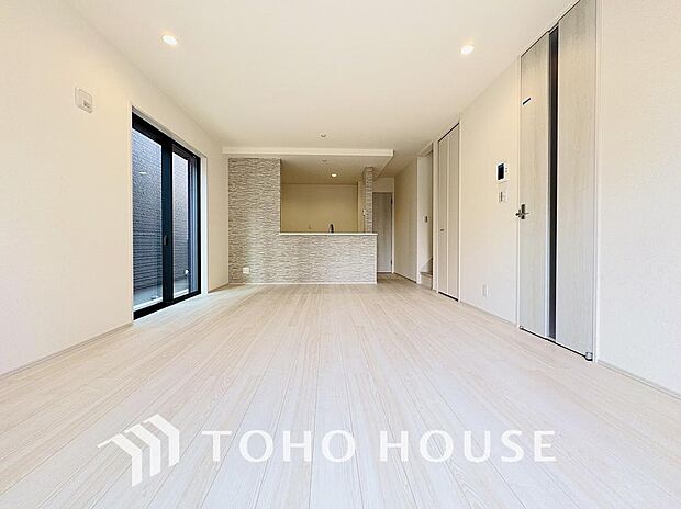 光が注がれる青い空から鮮やかに赤色にゆっくりと染まる。そんな優しい時間がここでは流れてゆく。