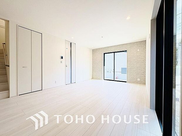 広々としたLDKは、家族が自然に集まりやすく、一緒に過ごす時間を楽しめる工夫が施されています。