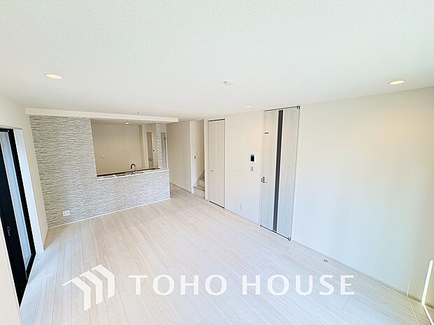 キッチンは、リビングで寛ぐ家族や小さなお子様を見守りながら料理が出来る対面式の温もり設計。