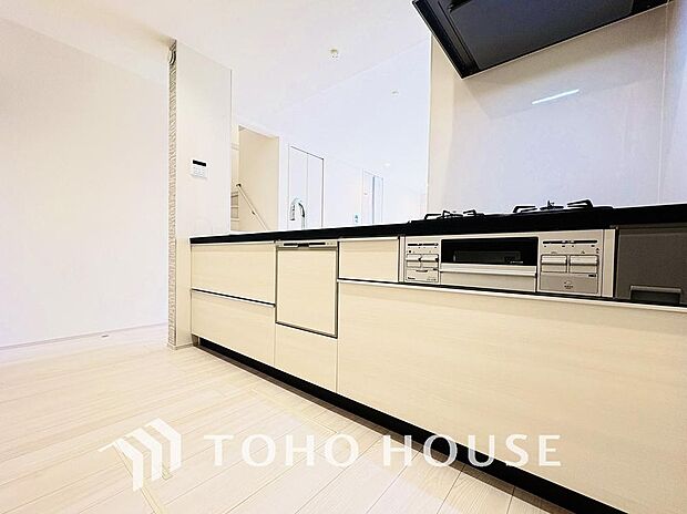 大型の冷蔵庫も配置できる広々としたキッチンスペースでお料理や家事をスムーズに進めることができます。