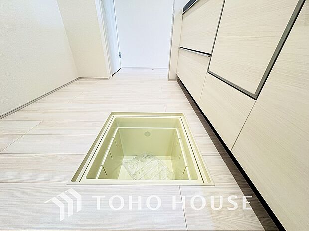 床下収納の場合は使っていない空間を有効利用するので、キッチンを狭くすることなく収納場所を増やせます。