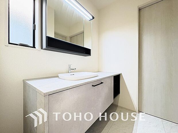 収納もさる事ながら、朝の慌ただしい時間もホテルライクなスペースで余裕とゆとりを感じて頂けます。