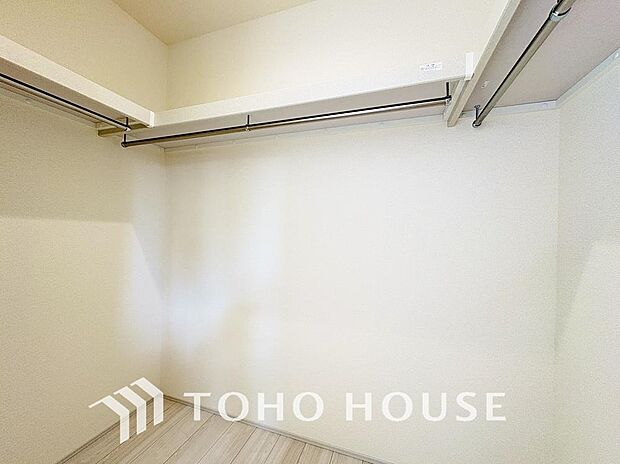 奥行きあるクローゼットを採用。衣装ケースや、掃除機といった物を収納できるような造りになっております。