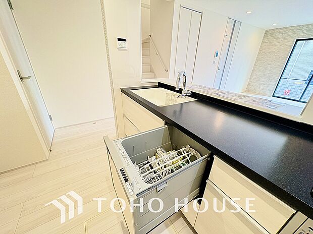 ビルトイン食洗機。高温のお湯や高圧水流を使うことにより汚れを効果的に落とすことができます。