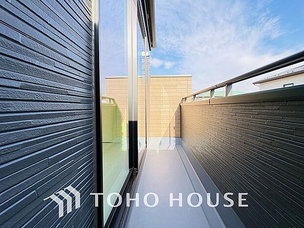 通風・採光に優れ、心地よい光と風があふれています。優しい陽射しが差し込むバルコニーとなっております。