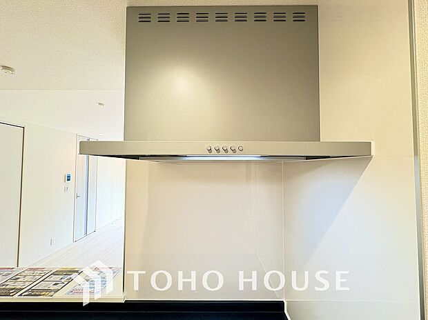 最新のレンジフードは静音性や省エネ性能が向上しデザインもスタイリッシュ。効率的な換気で料理を快適に。