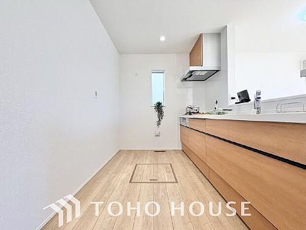 キッチンの収納は、デッドスペースになりやすい箇所を有効活用できる、スライド式収納を採用しました。