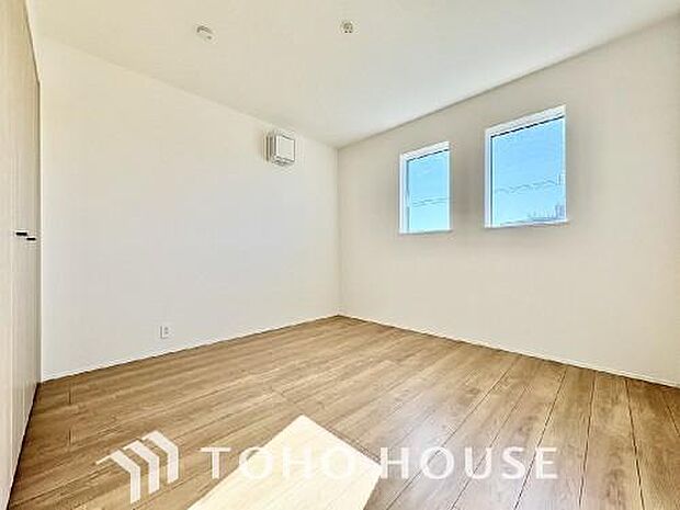 一日の疲れを癒やしてくれる主寝室。時を忘れて過ごす場所として過ごせるお部屋。