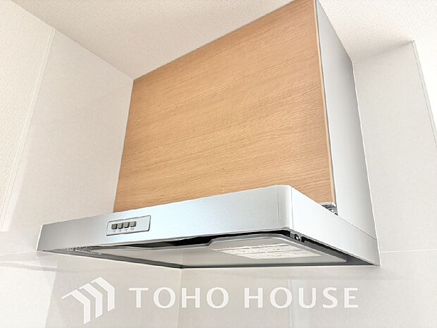 キッチンの換気扇はスタイリッシュなデザインで、日々のお手入れもラクラクな仕様となっております。
