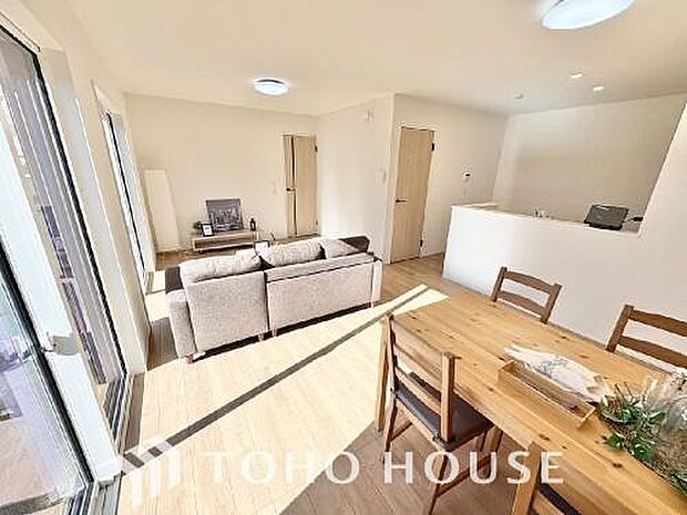 光が注がれる青い空から鮮やかに赤色にゆっくりと染まる。そんな優しい時間がここでは流れてゆく。