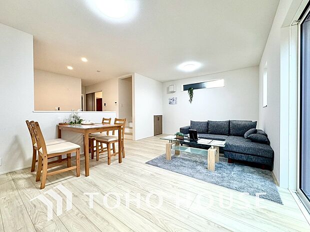 一日の中で多くの時間を過すことになるリビング。爽やかな通風と採光を存分に感じる事が出来る空間です。