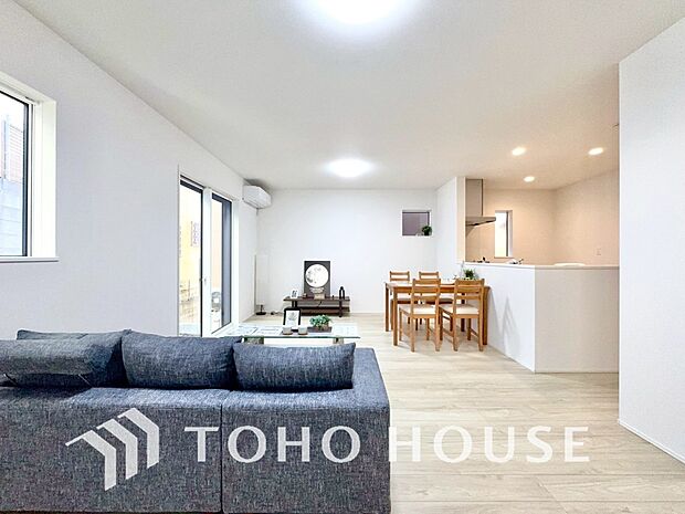 通風と採光を考慮したリビングは地域の鼓動を感じながらお寛ぎ頂くことが可能です。