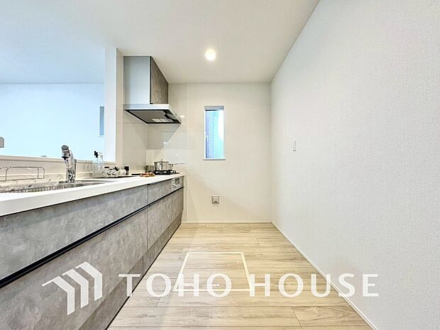 美しく使いやすいキッチン空間。優しい温もりを醸し出すキッチンは料理の為の配慮を随所に注ぎました。