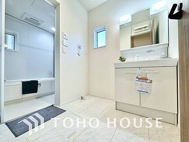 平日の朝であっても、落ち着きとくつろぎを感じられる空間。気持ちよく身だしなみを整えられます。