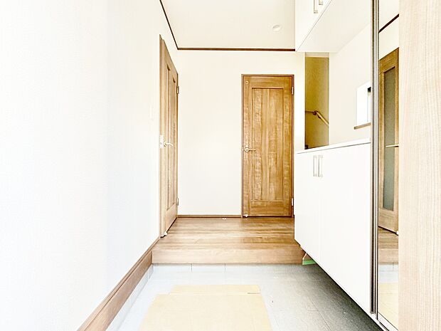 ゲストを招き、家族を迎える玄関は、ディスプレイや照明にこだわってみてはいかがでしょうか。