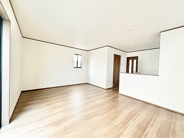 明るく穏やかな空気の中で飲んだり、食べたり、笑ったり。一日の中で多くの時間を過すことになるリビング。