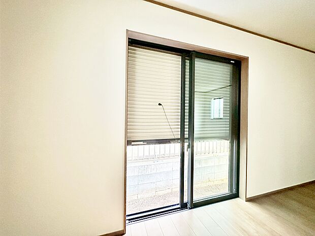 防犯機能のシャッターを完備しております。寒い冬でも中から開閉が可能ですのでラクラク便利。