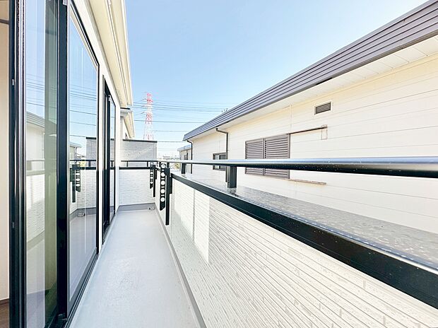 頬をなでる優しい風を感じることが出来るバルコニー。つい深呼吸をしたくなる気持ちの良い眺望です。