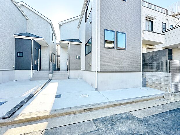 ゆったりとした駐車スペースを確保いたしましたので、大きめのお車でも駐車可能です。