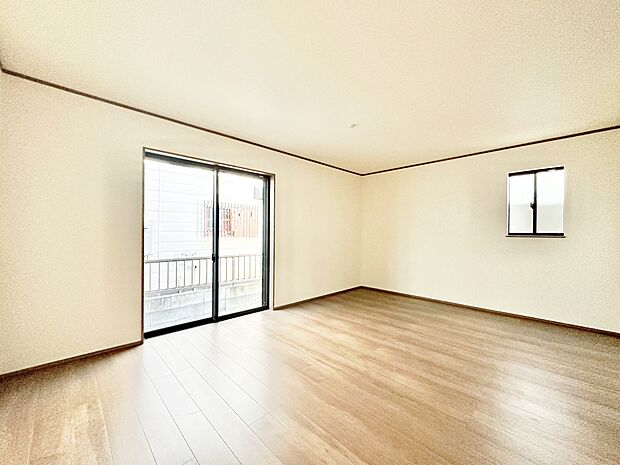 爽やかな通風と採光を存分に感じる事が出来る空間。毎日の暮らしに癒しをもたらす居心地の良いリビング。