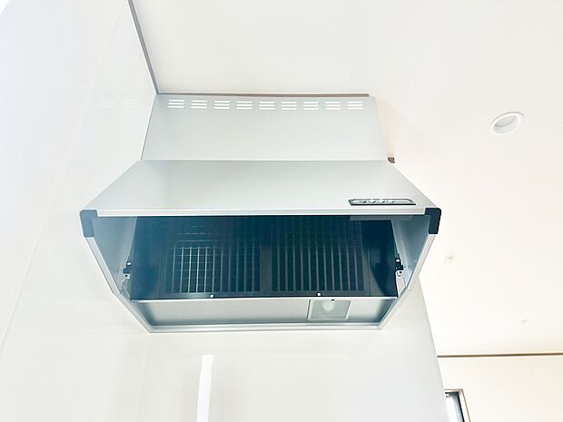 調理中の煙や臭いを効率的に排出し、キッチン空間を清潔に保ちます。