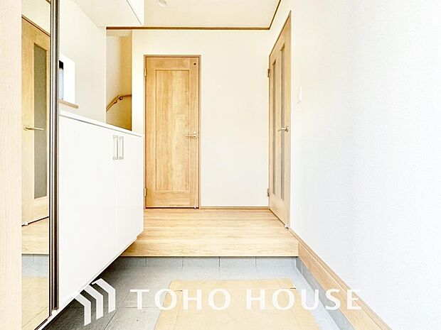 ゲストを招き、家族を迎える玄関は、ディスプレイや照明にこだわってみてはいかがでしょうか。