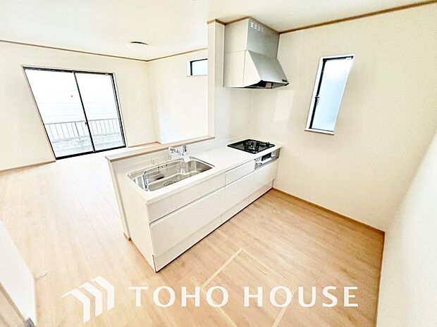 美しく使いやすいキッチン空間。優しい温もりを醸し出すキッチンは料理の為の配慮を随所に注ぎました。