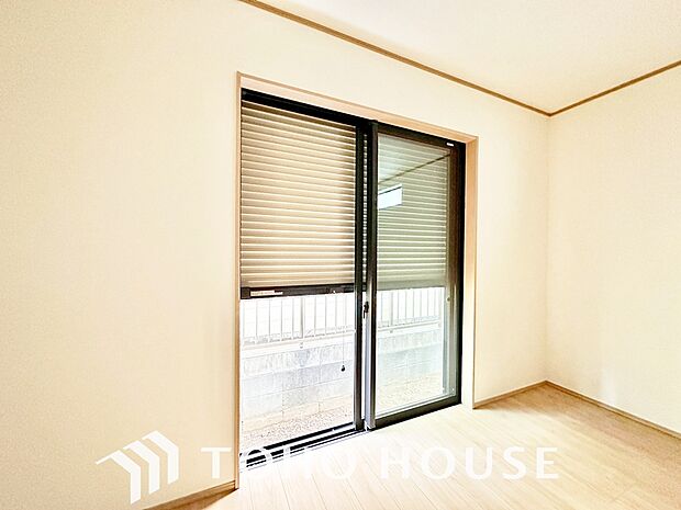 防犯機能のシャッターを完備しております。寒い冬でも中から開閉が可能ですのでラクラク便利。