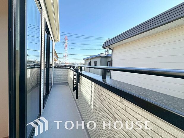 頬をなでる優しい風を感じることが出来るバルコニー。つい深呼吸をしたくなる気持ちの良い眺望です。