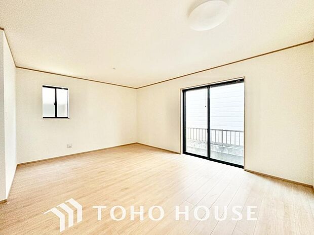 爽やかな通風と採光を存分に感じる事が出来る空間。毎日の暮らしに癒しをもたらす居心地の良いリビング。