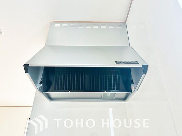 調理中の煙や臭いを効率的に排出し、キッチン空間を清潔に保ちます。