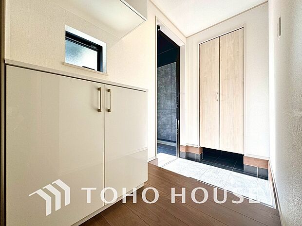 ゲストを招き、家族を迎える玄関は、ディスプレイや照明にこだわってみてはいかがでしょうか。