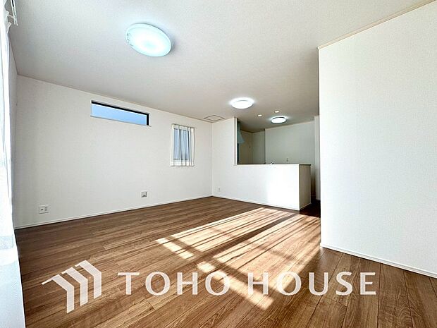 光が注がれる青い空から鮮やかに赤色にゆっくりと染まる。そんな優しい時間がここでは流れてゆく。