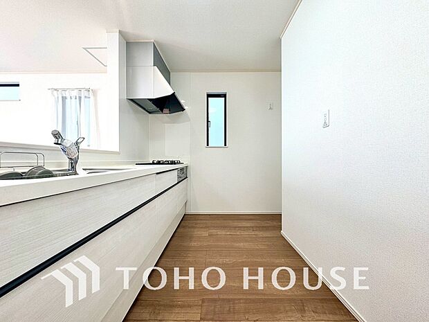 キッチンの収納は、デッドスペースになりやすい箇所を有効活用できる、スライド式収納を採用しました。