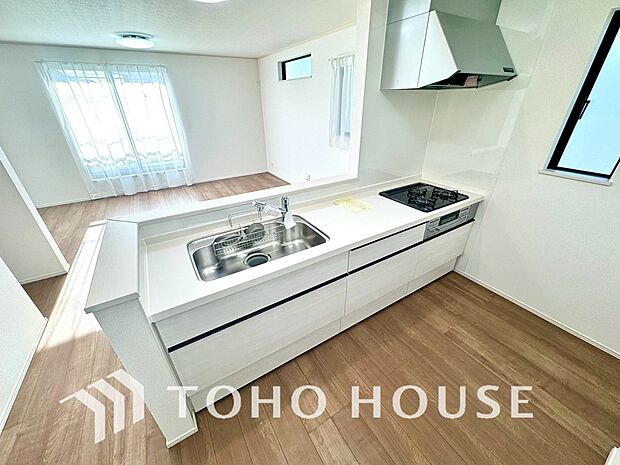 ご家族みんなで調理ができる位のスペースを実現したキッチン空間となっております。