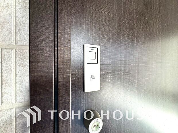 合鍵防止・オートロック設定など防犯性も高く、手がふさがっていても開錠できるスマートキー。