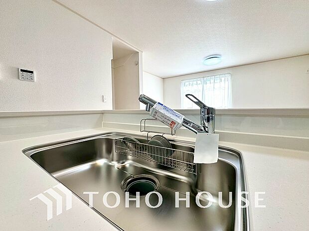 浄水器。ボタンひとつで浄水と原水に切り替えられる浄水器一体型水栓を使用。